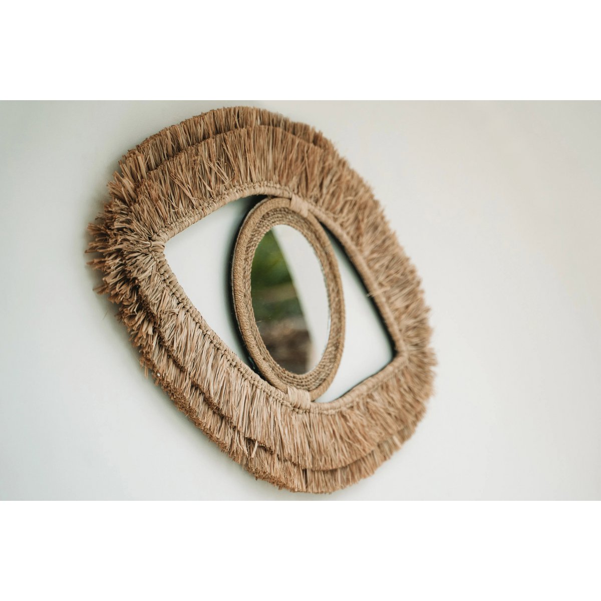 Vægspejl i raffia med øjenform, 70×40 cm - natur
