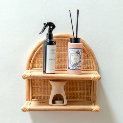 Rattan væghylde 30×30 cm – håndlavet i Indonesien