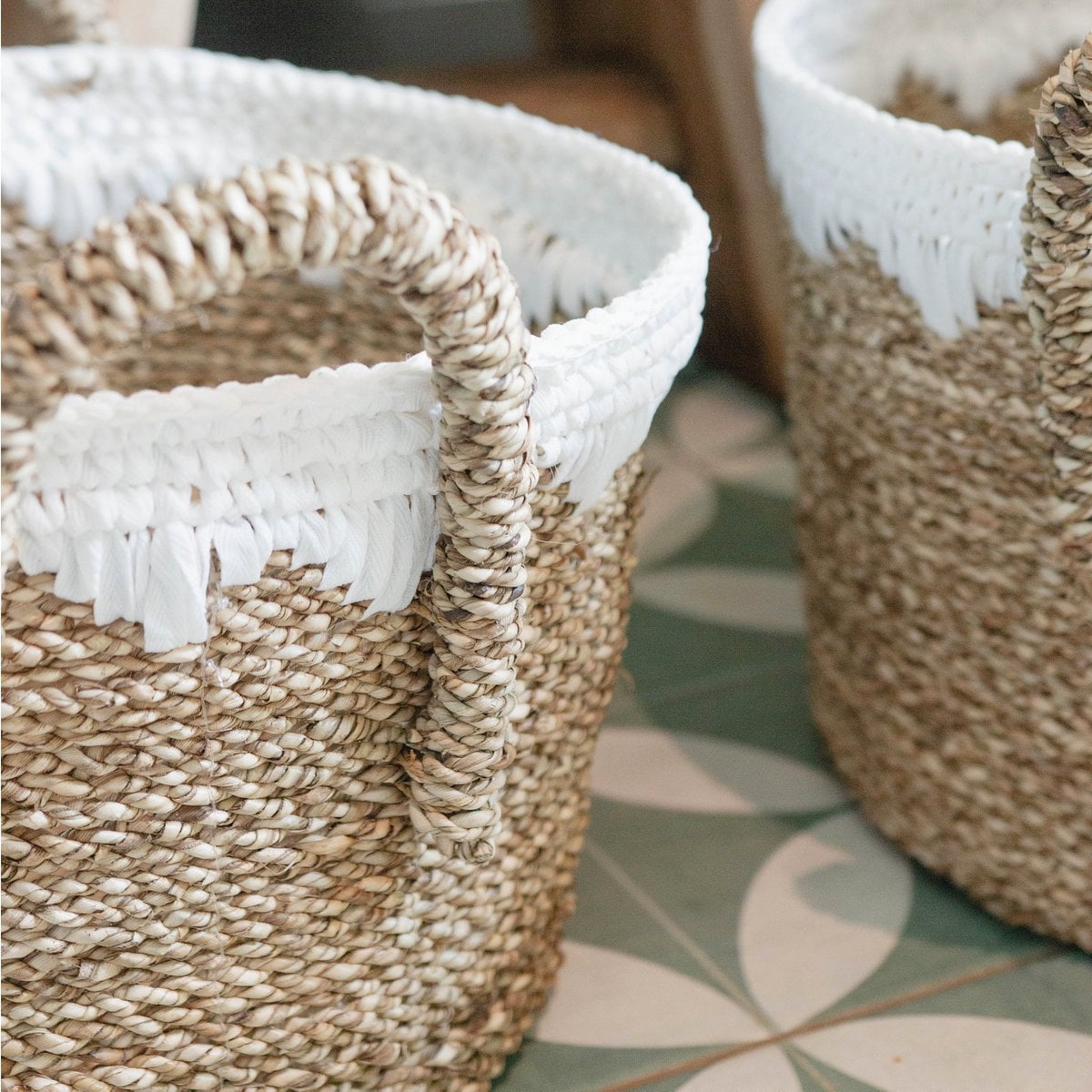 Round seagrass basket WAIGEO M – 40 × 25 cm, white cord detail