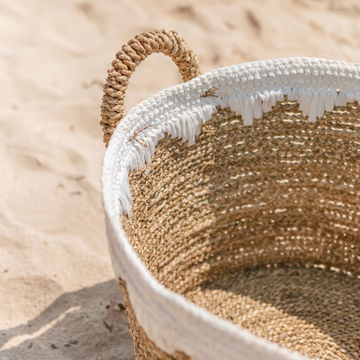 Round seagrass basket WAIGEO M – 40 × 25 cm, white cord detail