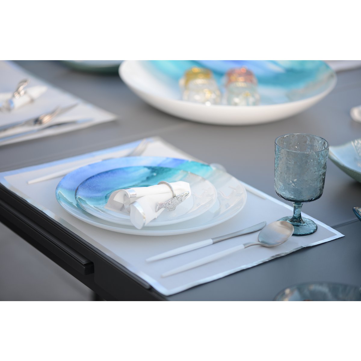 Disposable charger plates, silver border 31.5 × 45 cm - roll of 32