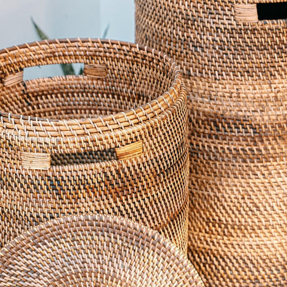 Vasketøjskurv i rattan med låg Ø 36 cm – rund, brun