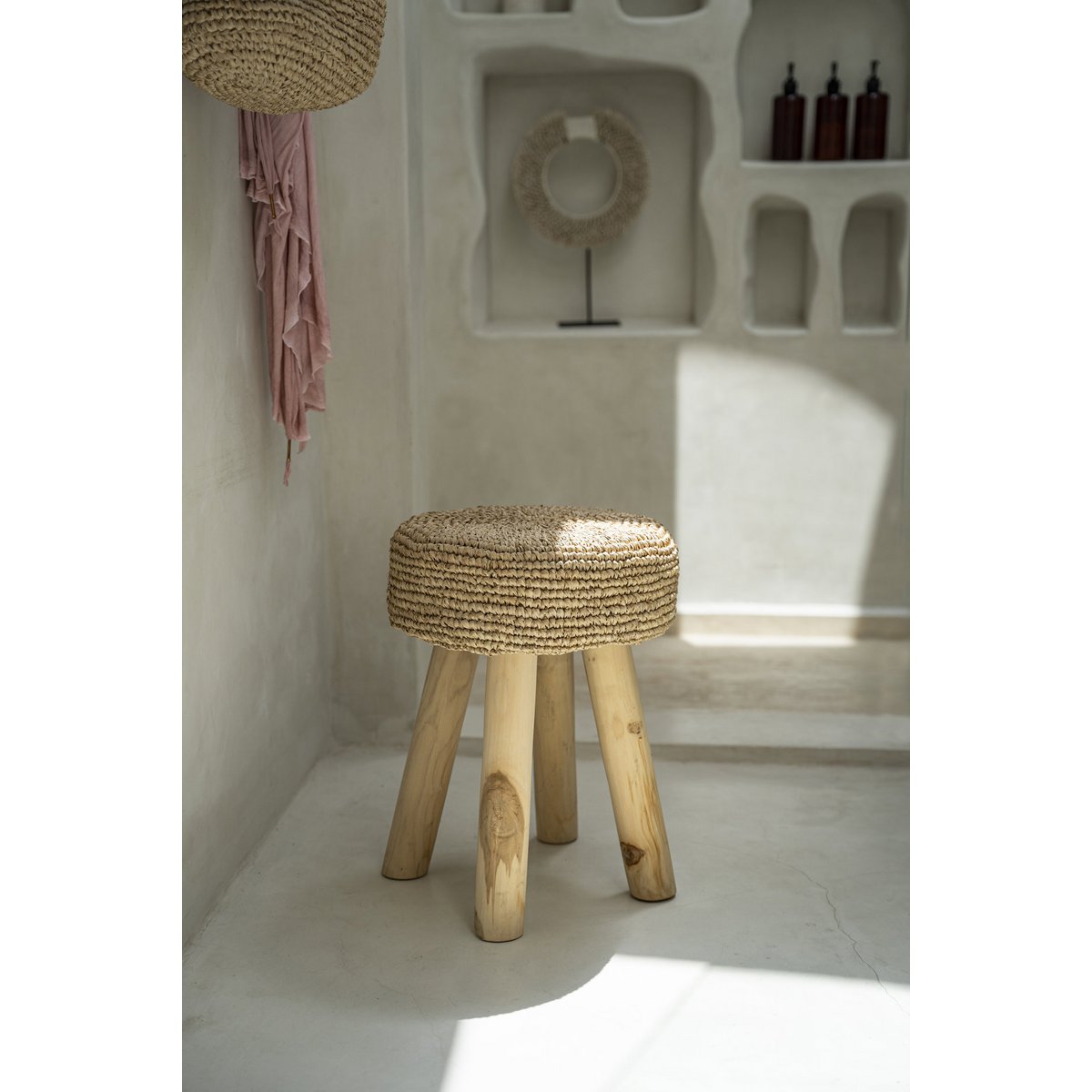 Skammel i teak og raffia, 35 cm - håndlavet