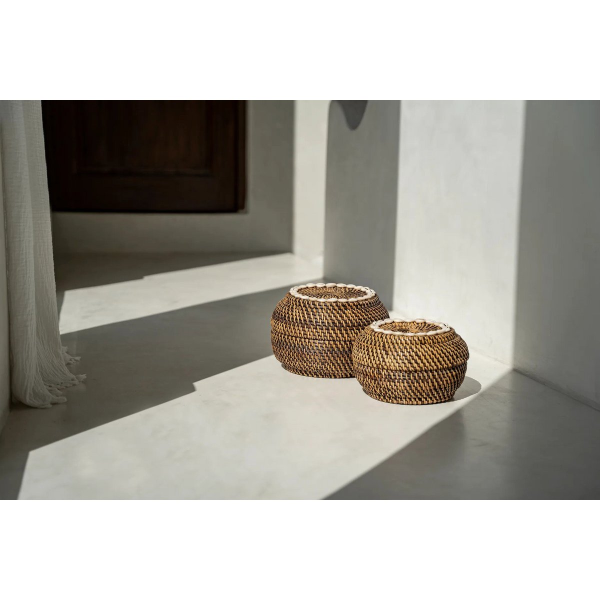 Colonial peek-a-boo basket, rattan - M