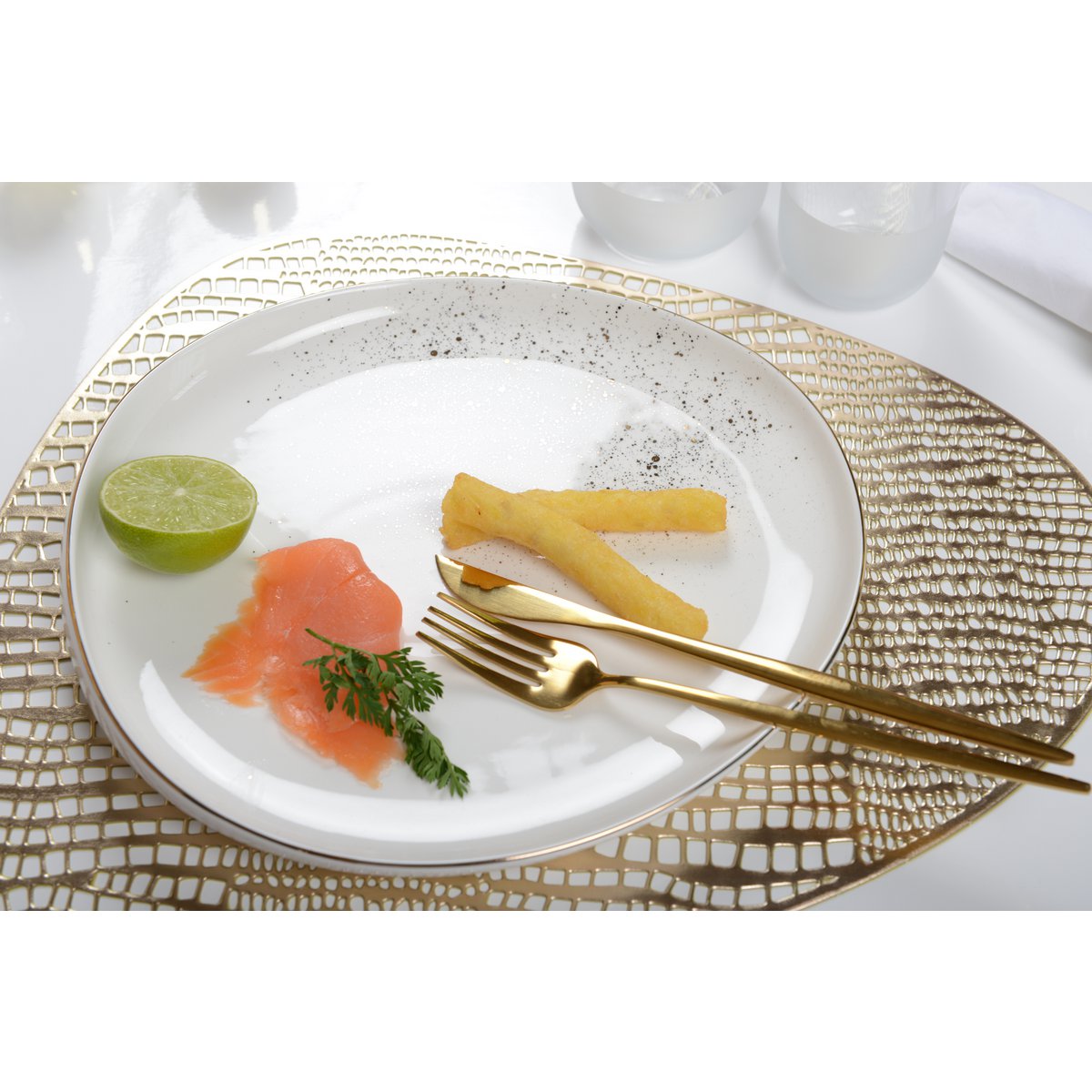 Ovalt porcelainsdesserttallerken, hvid med guld