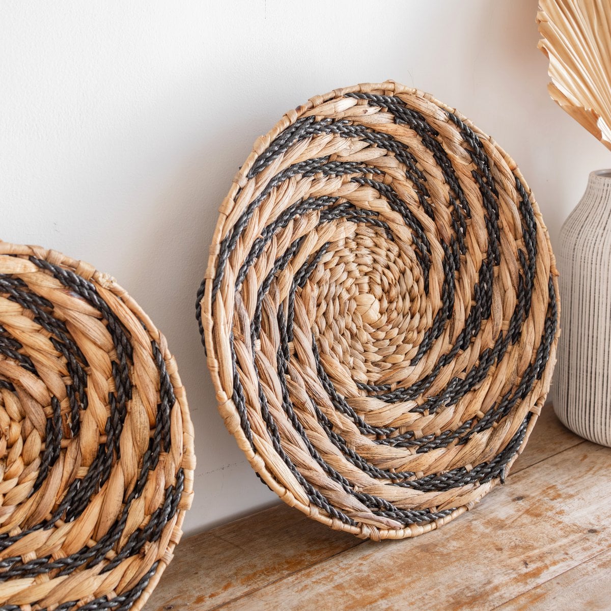 Seagrass wall basket Bandung 40 cm – graphic pattern