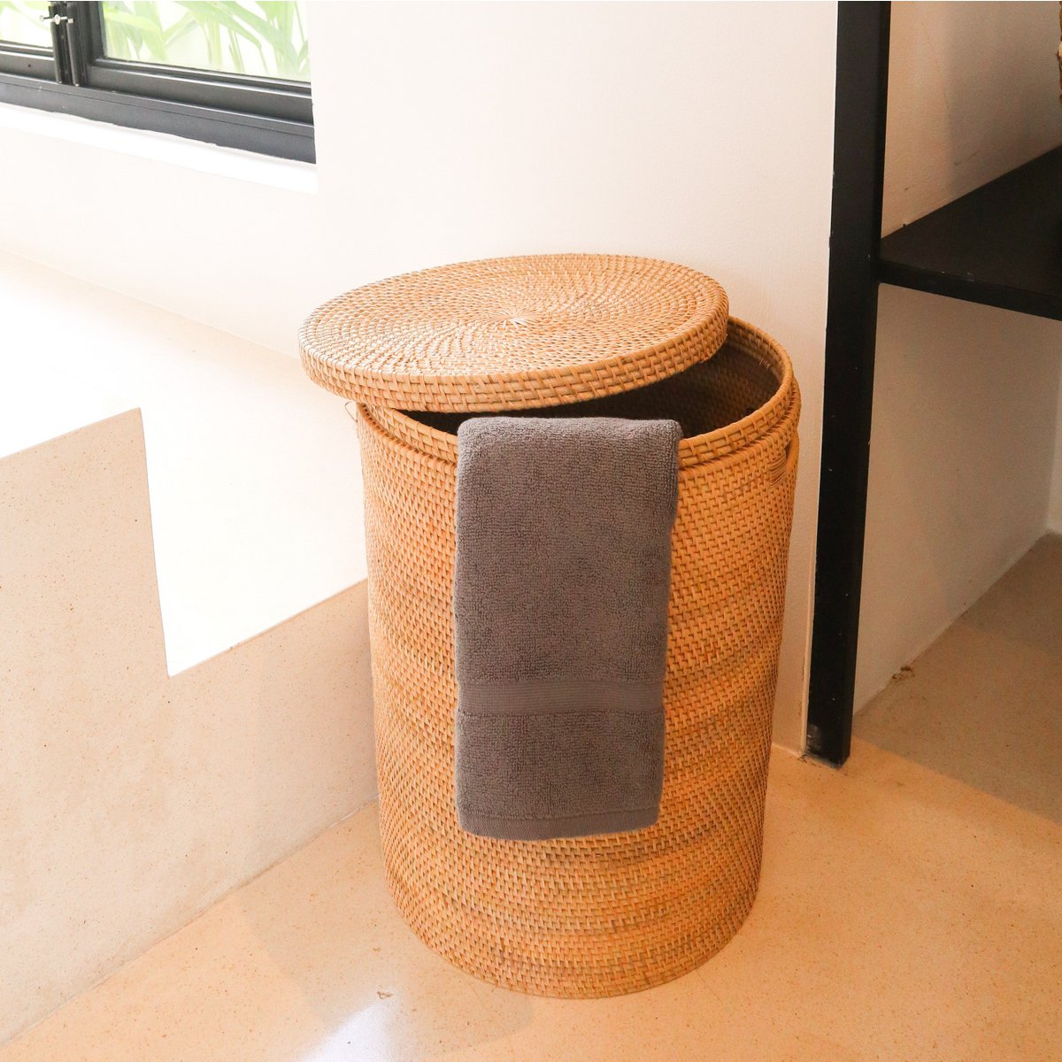 Rattan laundry basket with lid SARI M – 35 cm × 50 cm