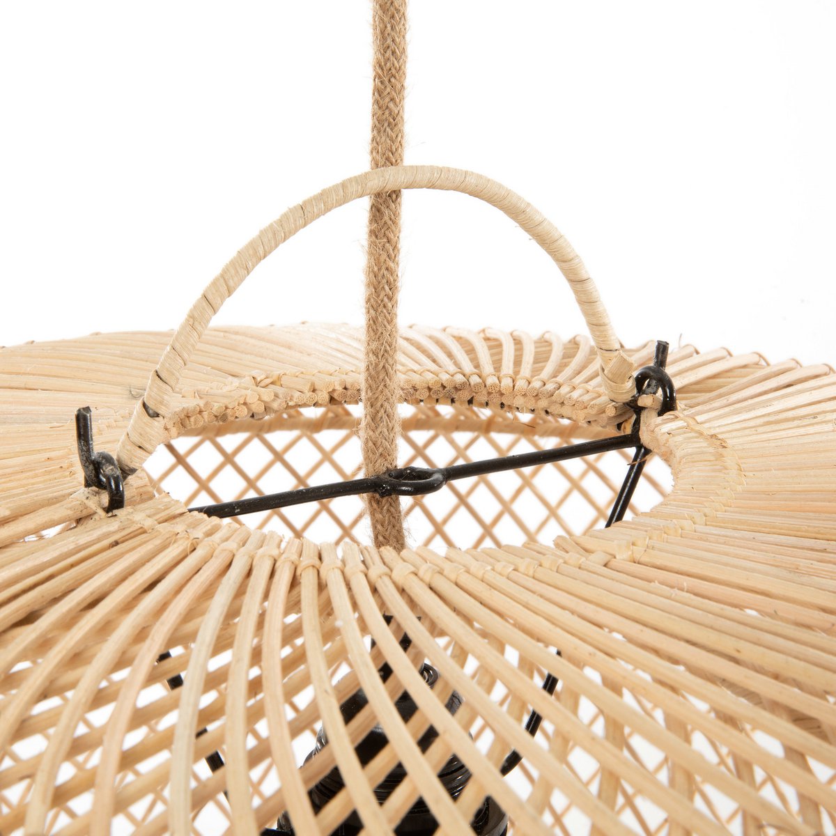 Rattan pendellampe 50×28 cm – bred skiveform, håndlavet