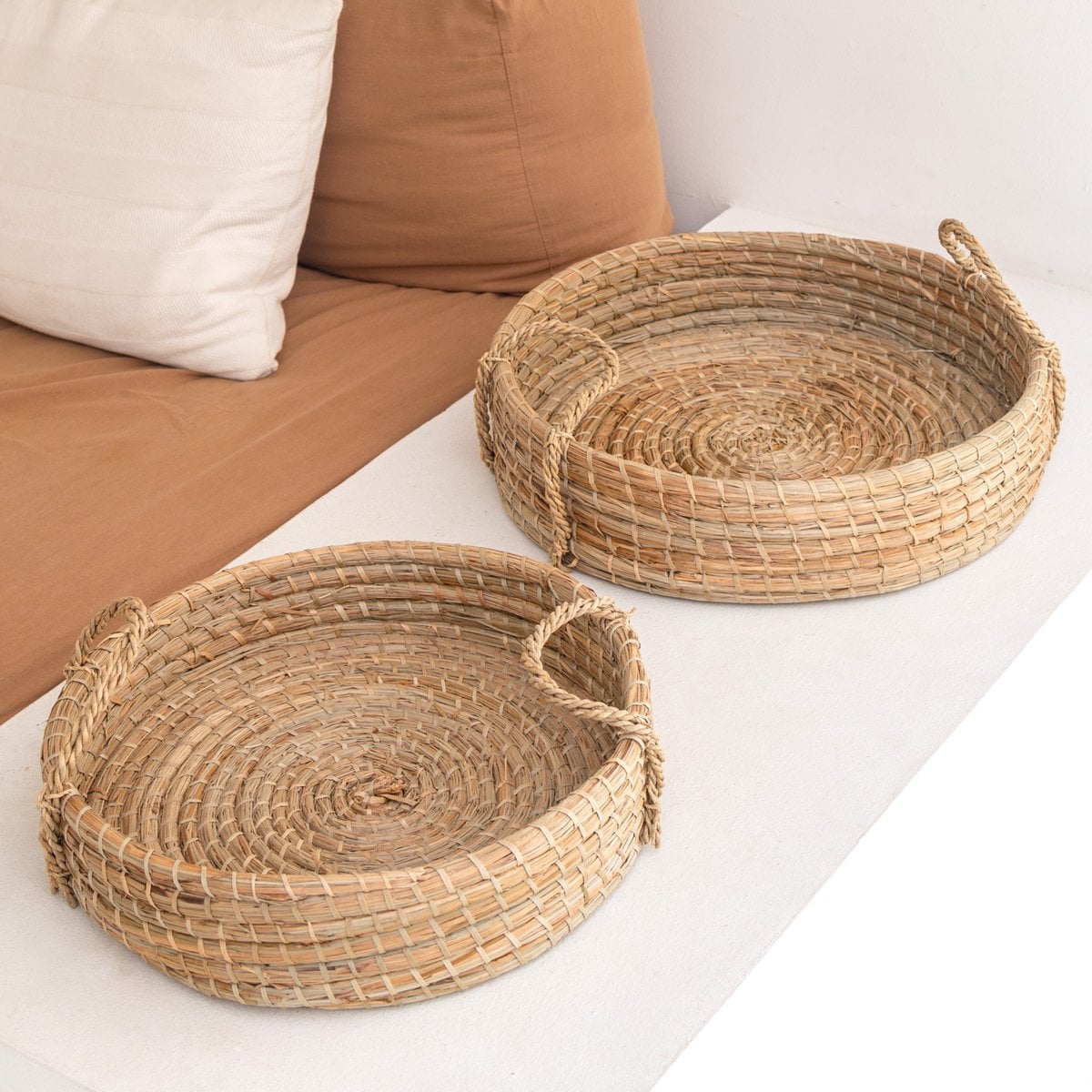 Seagrass woven round tray PINTU – natural beige