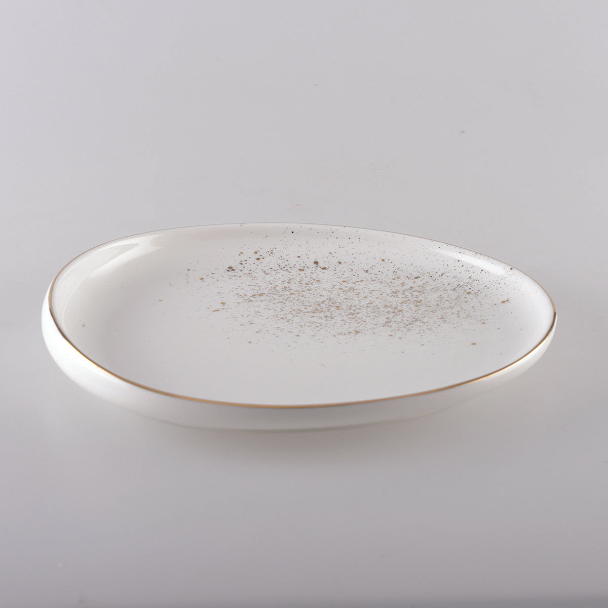 Ovalt porcelainsdesserttallerken, hvid med guld