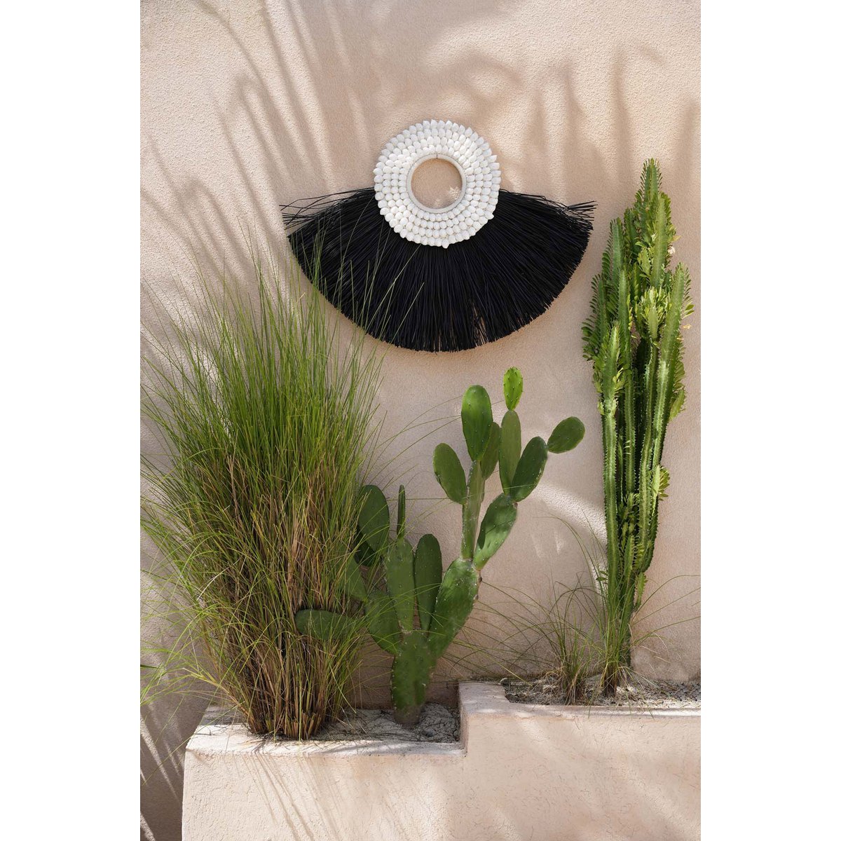 Seagrass wall circle, black, 86 cm - with shells