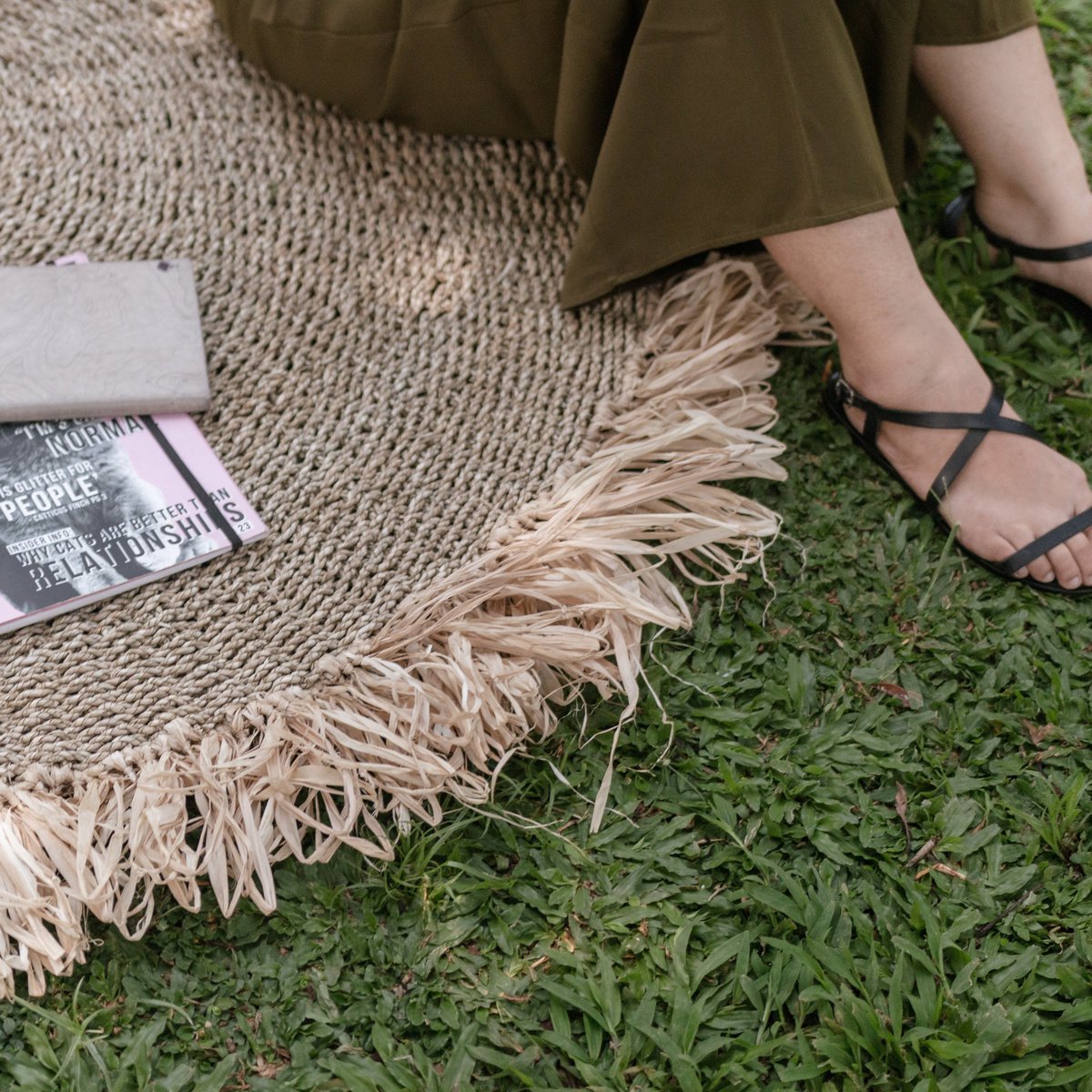 Round seagrass rug with raffia fringe Ø100 cm – Dasa