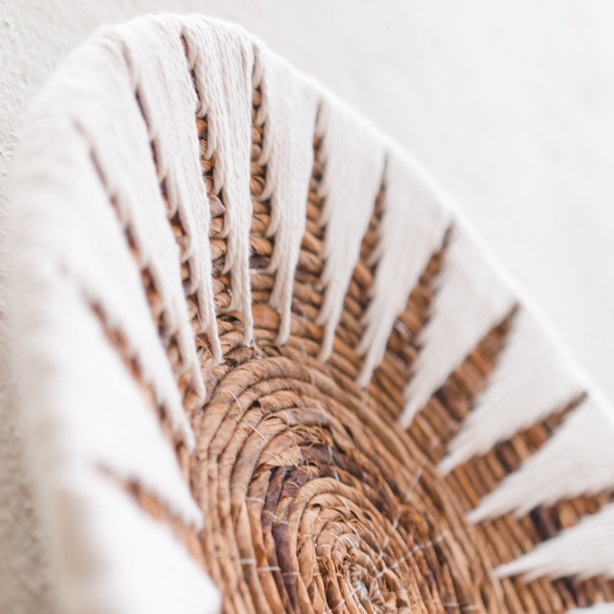 Woven wall circle MADALA, Ø40 cm – cotton and jute, geometric pattern