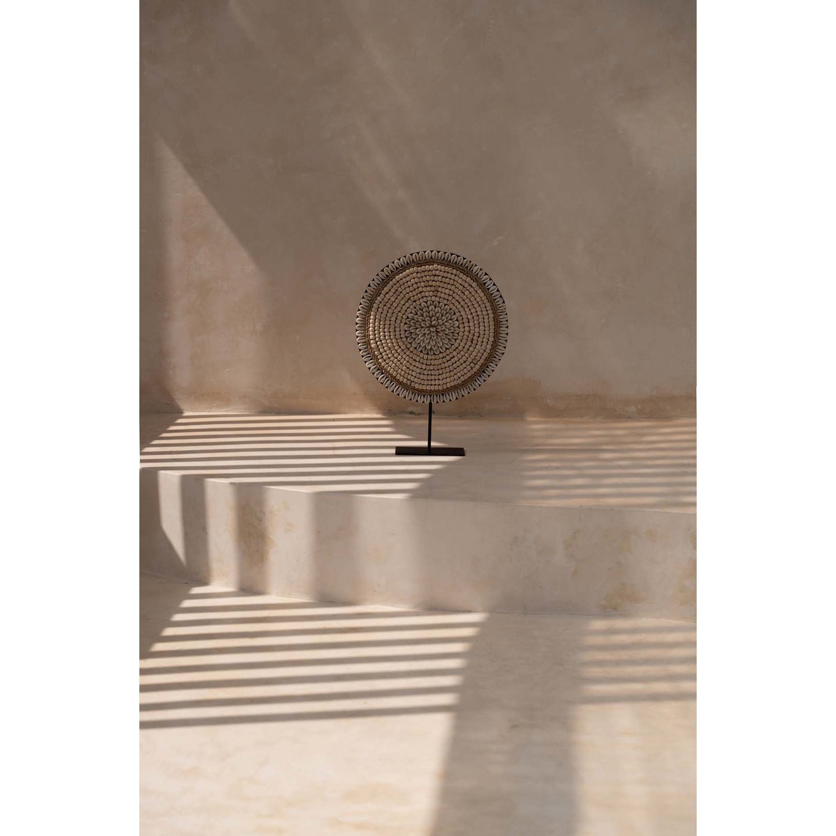 Stående skaldekoration 30 × 40 cm – blomstret, beige og hvid
