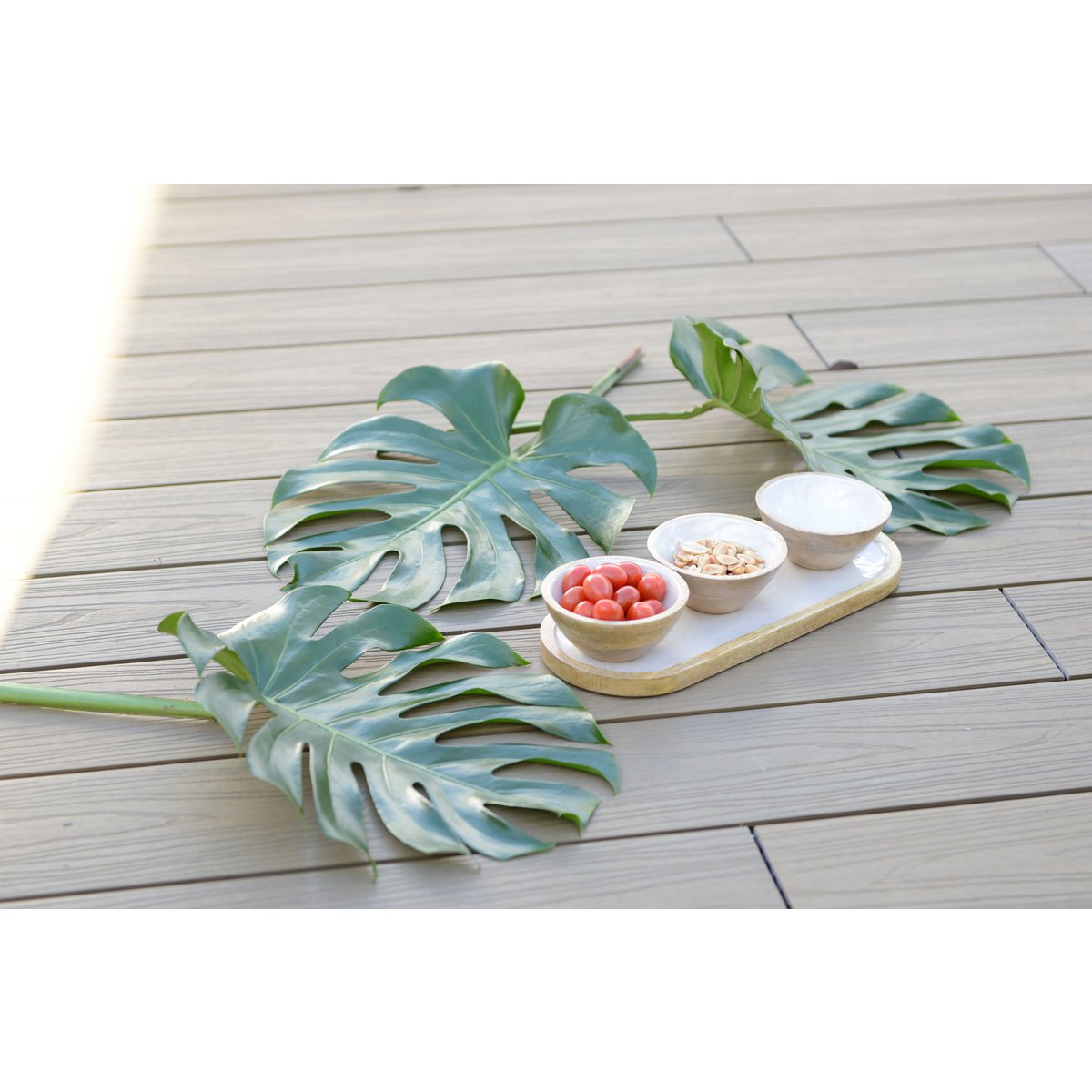 Mango wood tray with three white cups - 35cm square