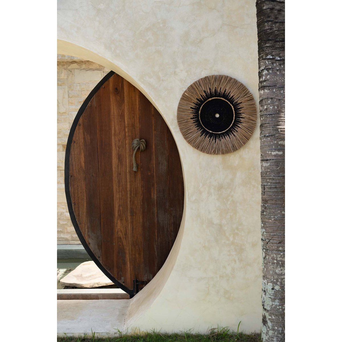 Raffia macramé wall circle – black and natural