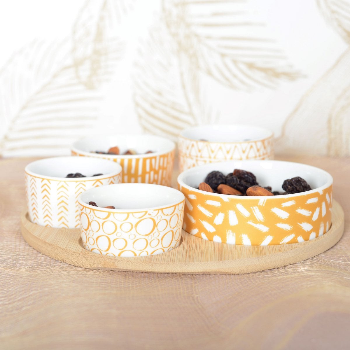 5-piece aperitif set on round wooden tray