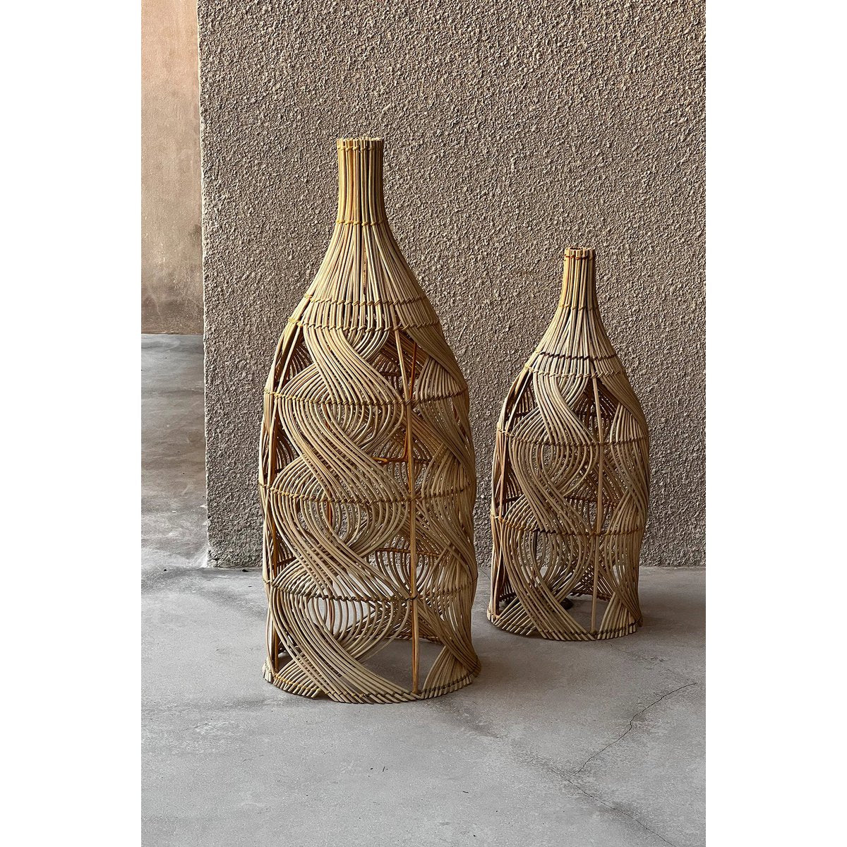 Høj pendel i rattan, 30 × 70 cm – flaskesilhuet