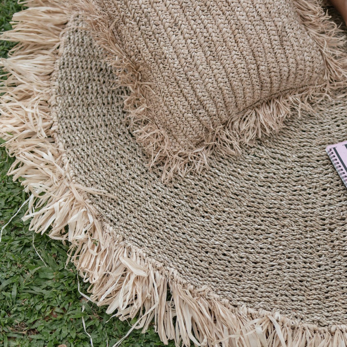 Round seagrass rug with raffia fringe Ø100 cm – Dasa