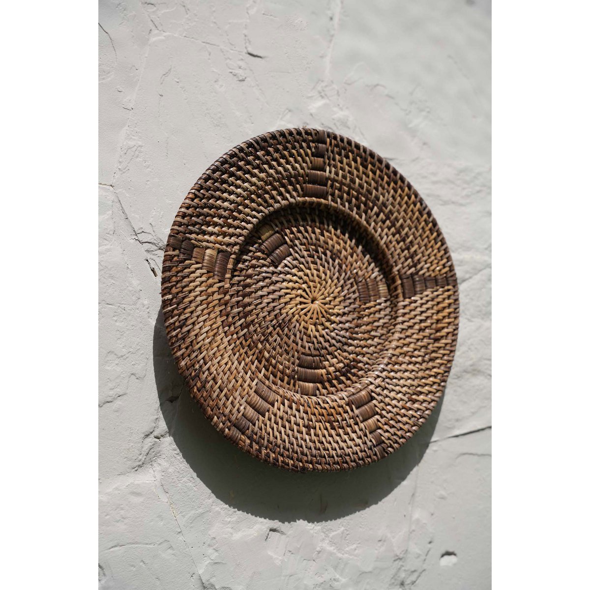 Rattan plate with graphic detail, 30 cm - brown