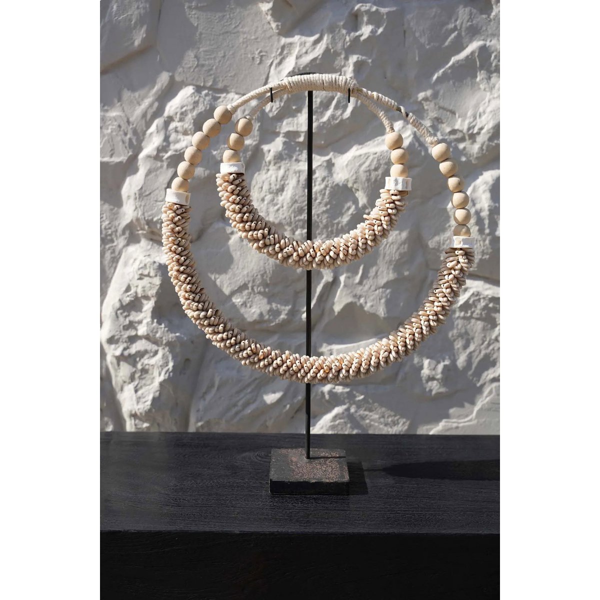 Shell necklace on stand - Natural