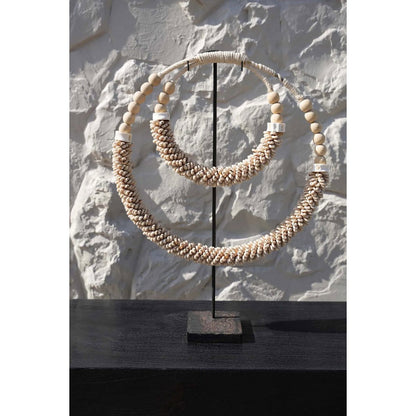 Shell necklace on stand - Natural