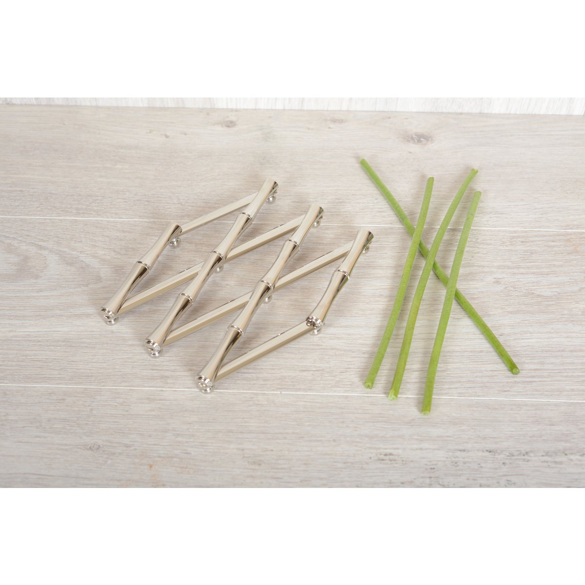 Bamboo expandable trivet - adjustable design