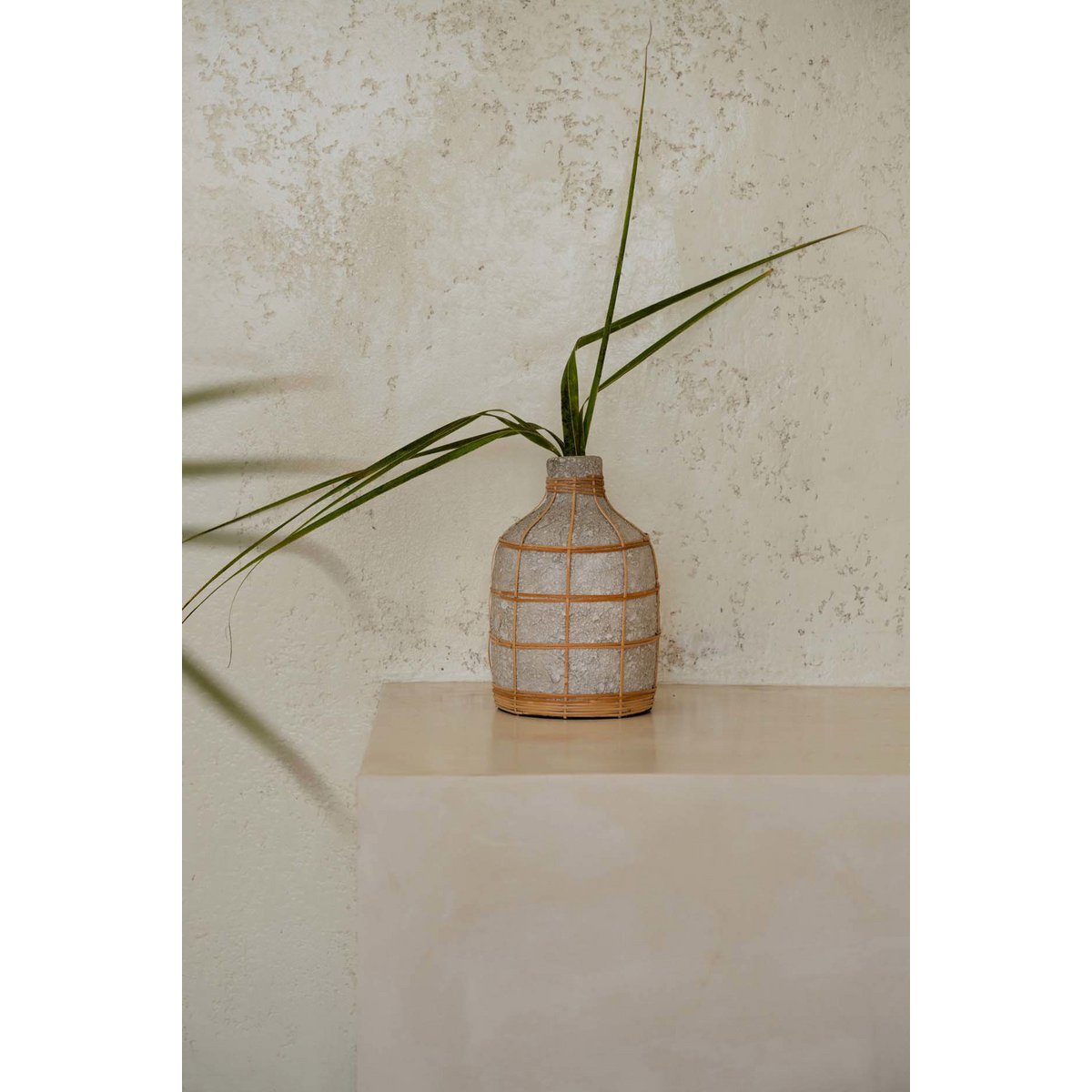 Terrakotta-Vase mit Rattandetail - L