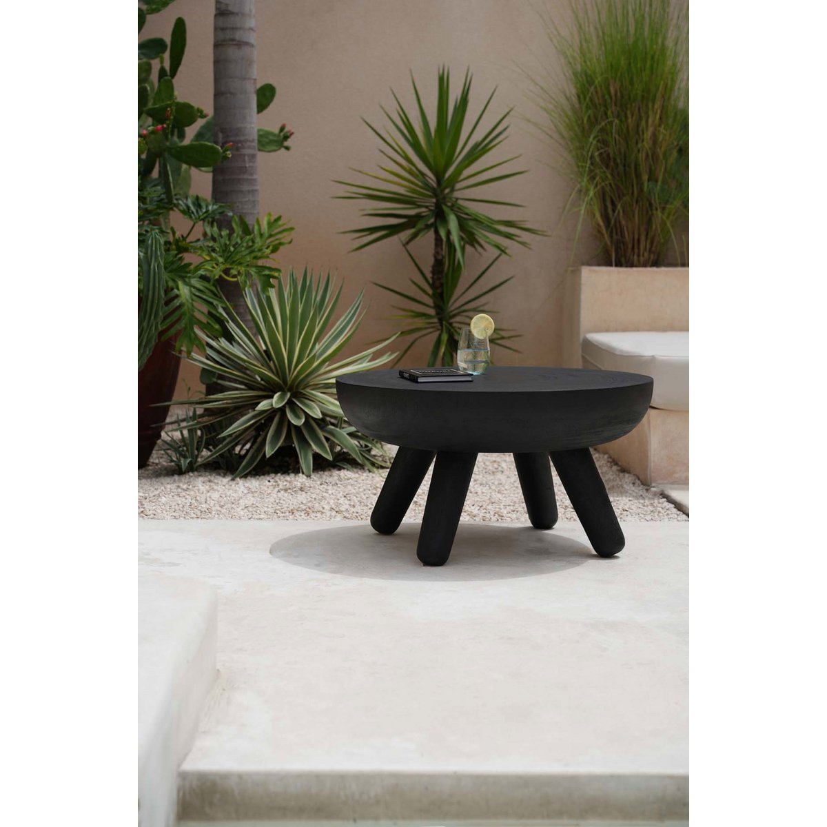 Couchtisch aus schwarzem Holz, 75 × 75 cm – mit 45 kg ein massives Möbelstück