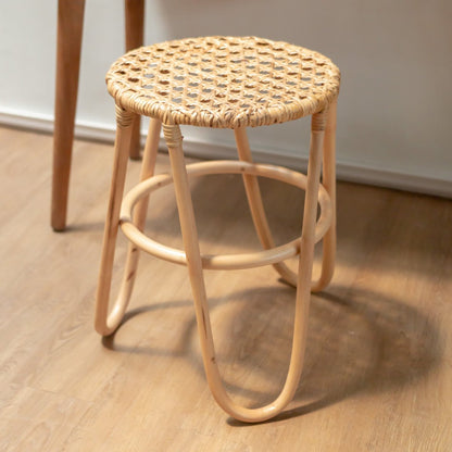 Rattan skammel KOLAKA natur Ø35 cm - flettet sæde med tre ben