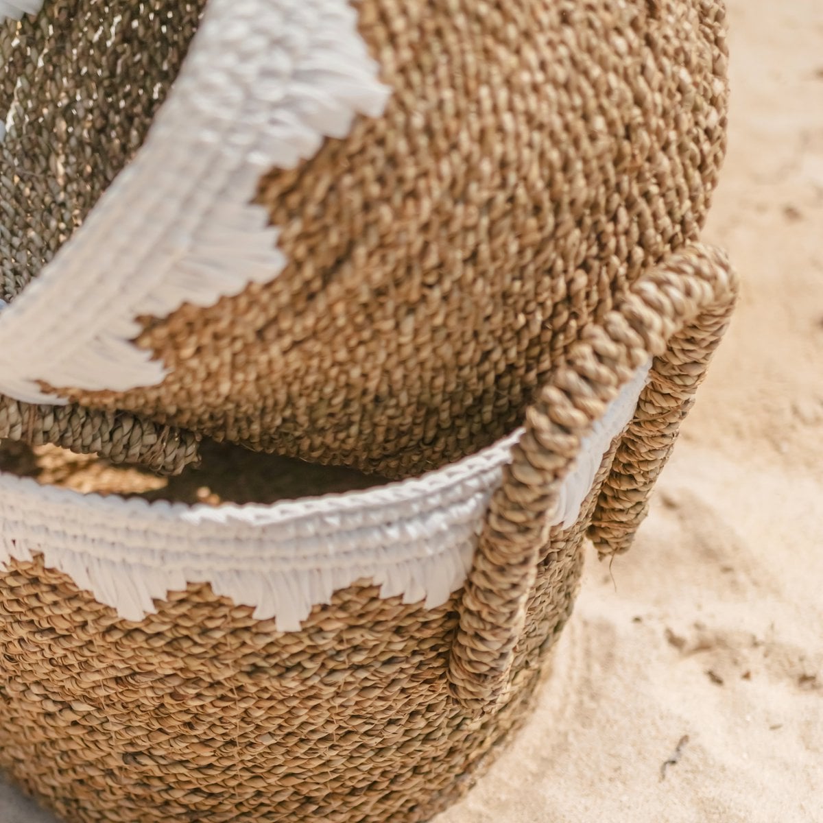 Round seagrass basket WAIGEO M – 40 × 25 cm, white cord detail