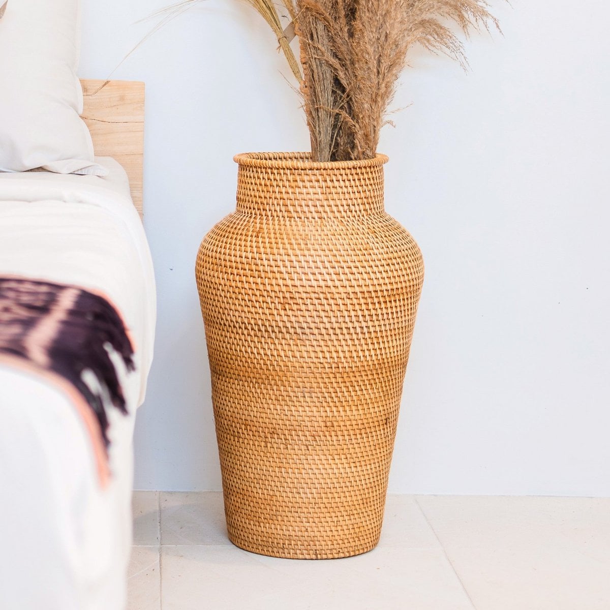 Høj flettet rattan gulvvase KIDUNG Ø 30 cm – brun