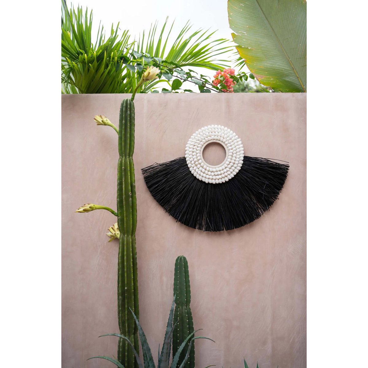 Seagrass wall circle, black, 86 cm - with shells