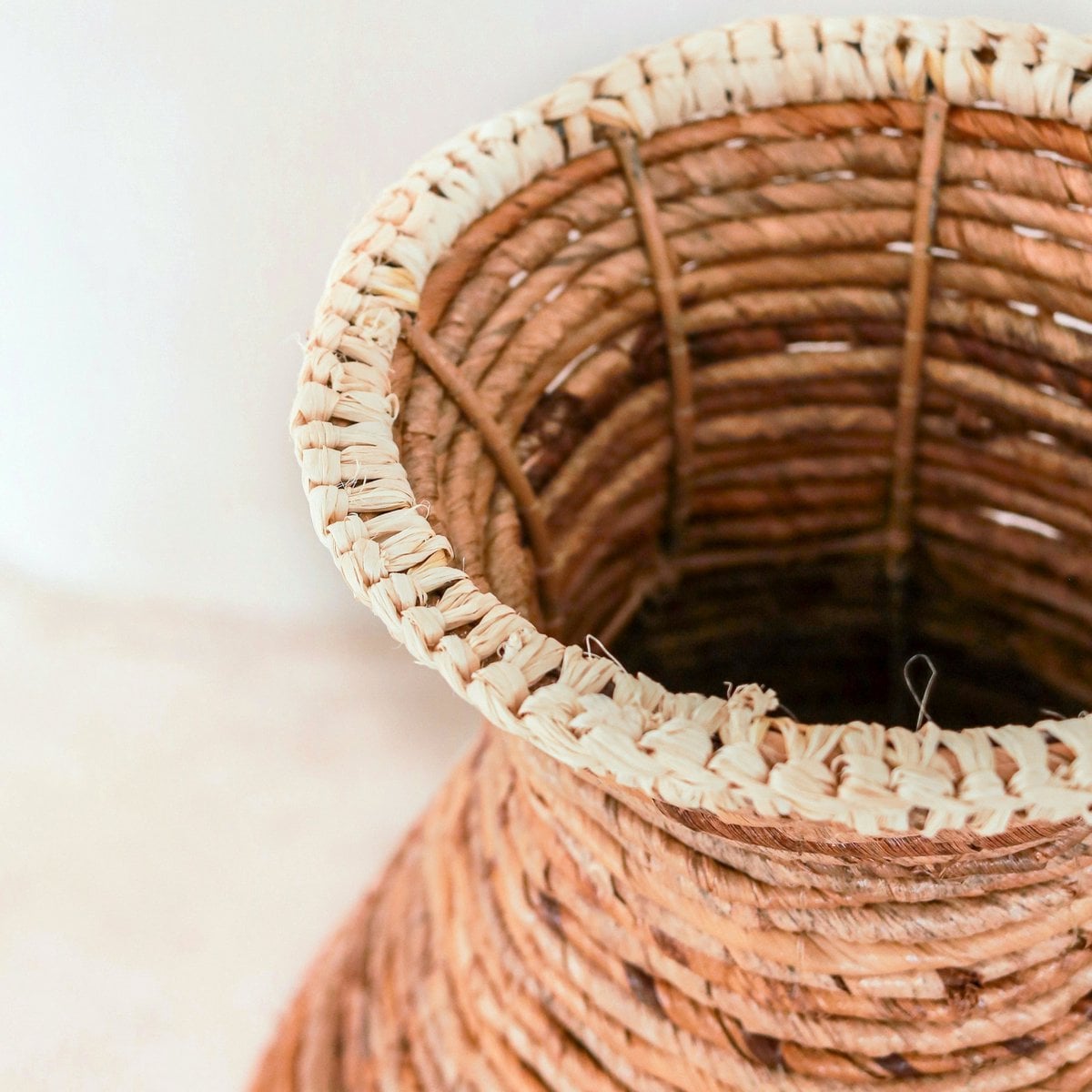 Raffia & metal vase TUMBAK - beige and brown