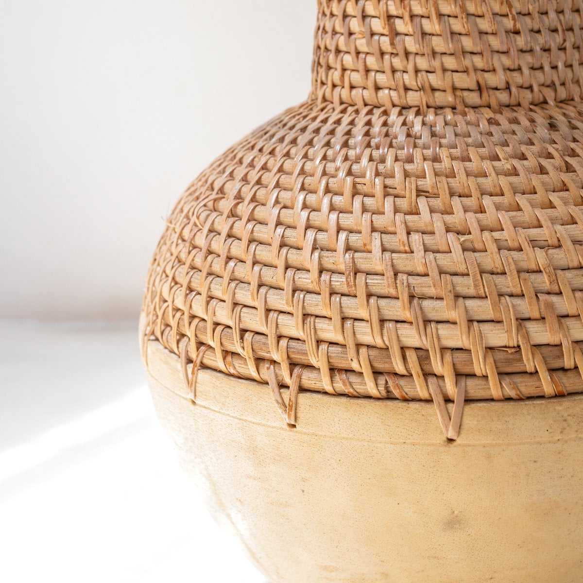 Vase i flet og træ KAMARI – beige