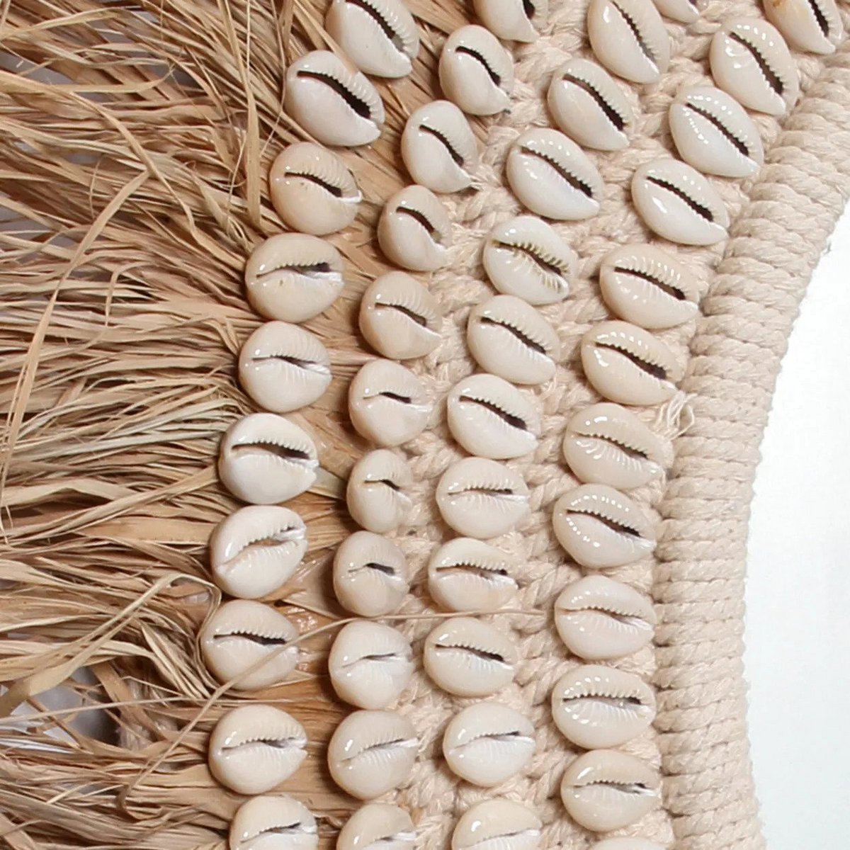 Wandspiegel aus Bast und Kaurischnecken, 75 cm – Beige und Braun