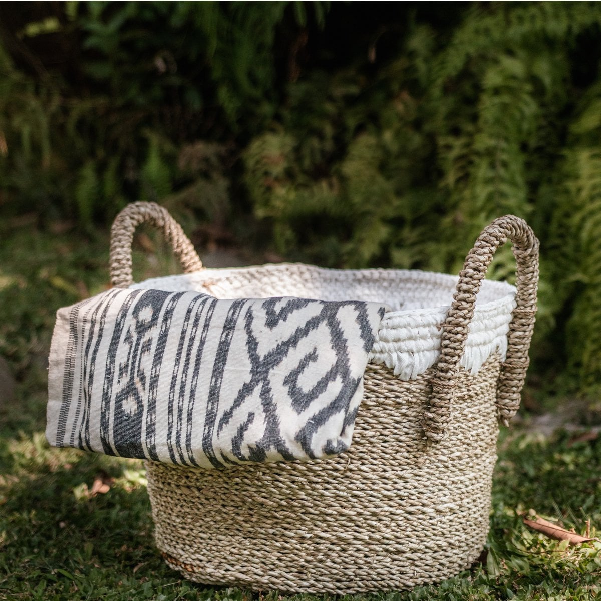 Round seagrass basket WAIGEO M – 40 × 25 cm, white cord detail