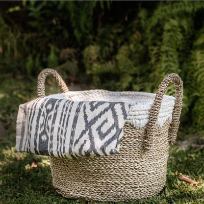 Round seagrass basket WAIGEO M – 40 × 25 cm, white cord detail