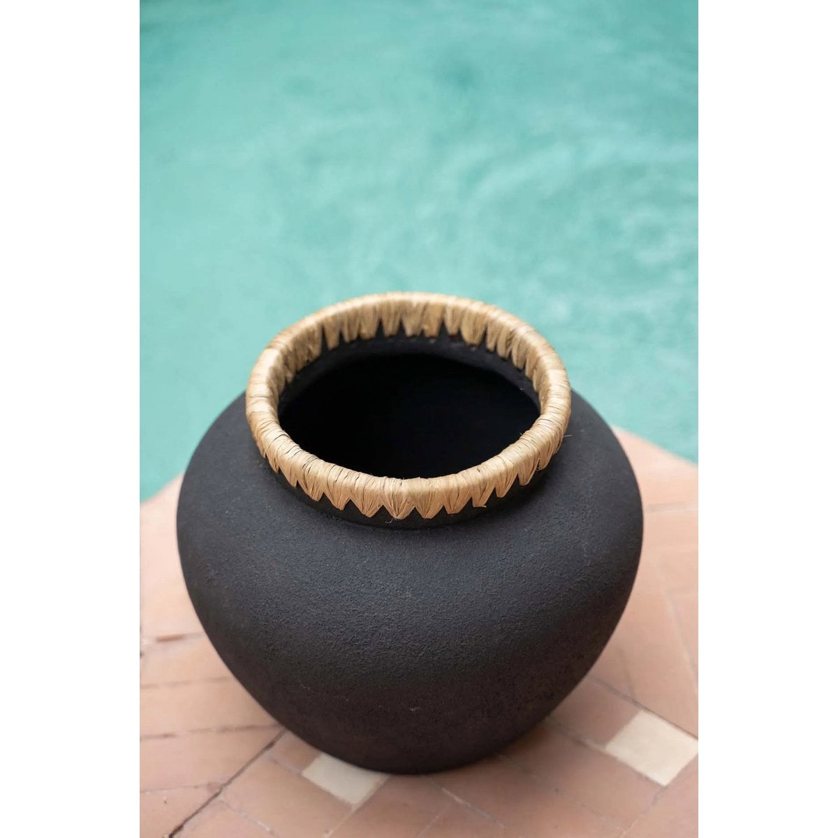 Terracotta vase med raffia, mellem - 23 cm