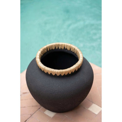Terracotta vase med raffia, mellem - 23 cm