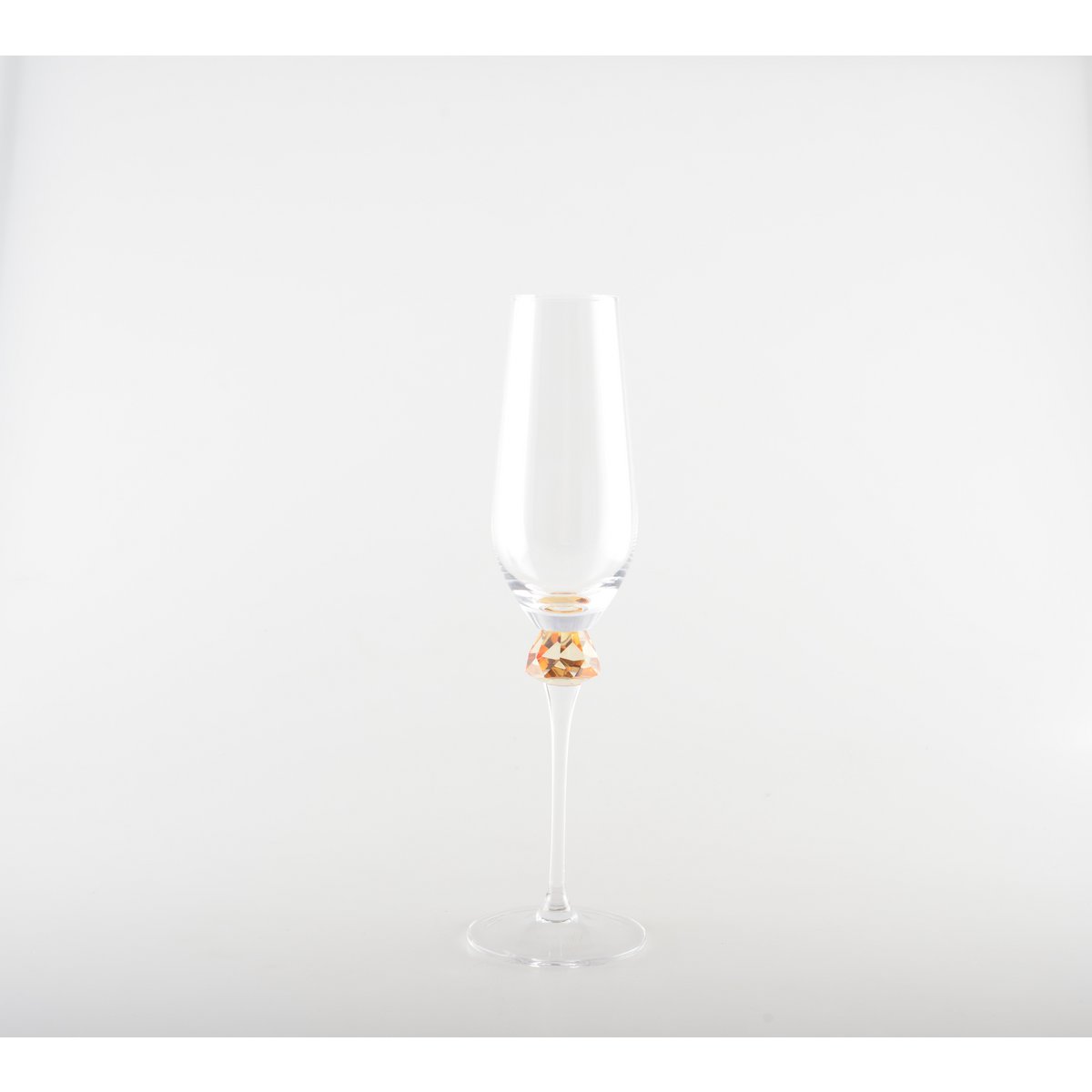 Champagne flutes with diamond-cut foot – set of 4