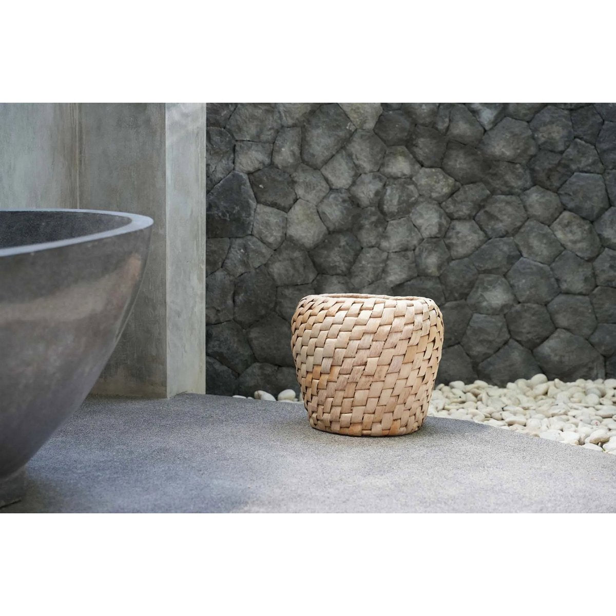 Palm leaf basket with diagonal weave - round