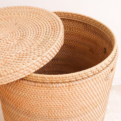 Rattan laundry basket with lid SARI M – 35 cm × 50 cm