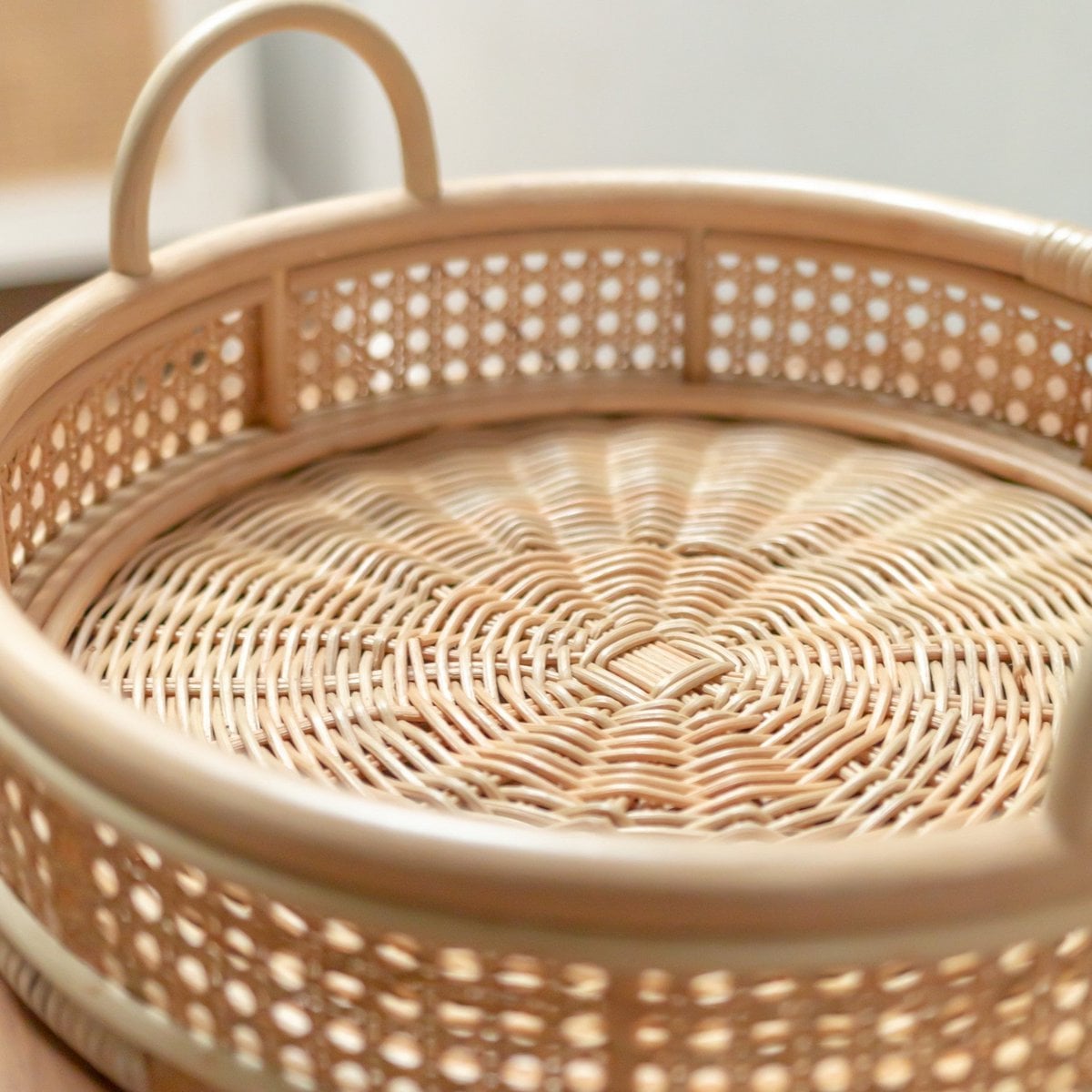Round rattan tray NEIRA Ø 40 cm - geometric beige