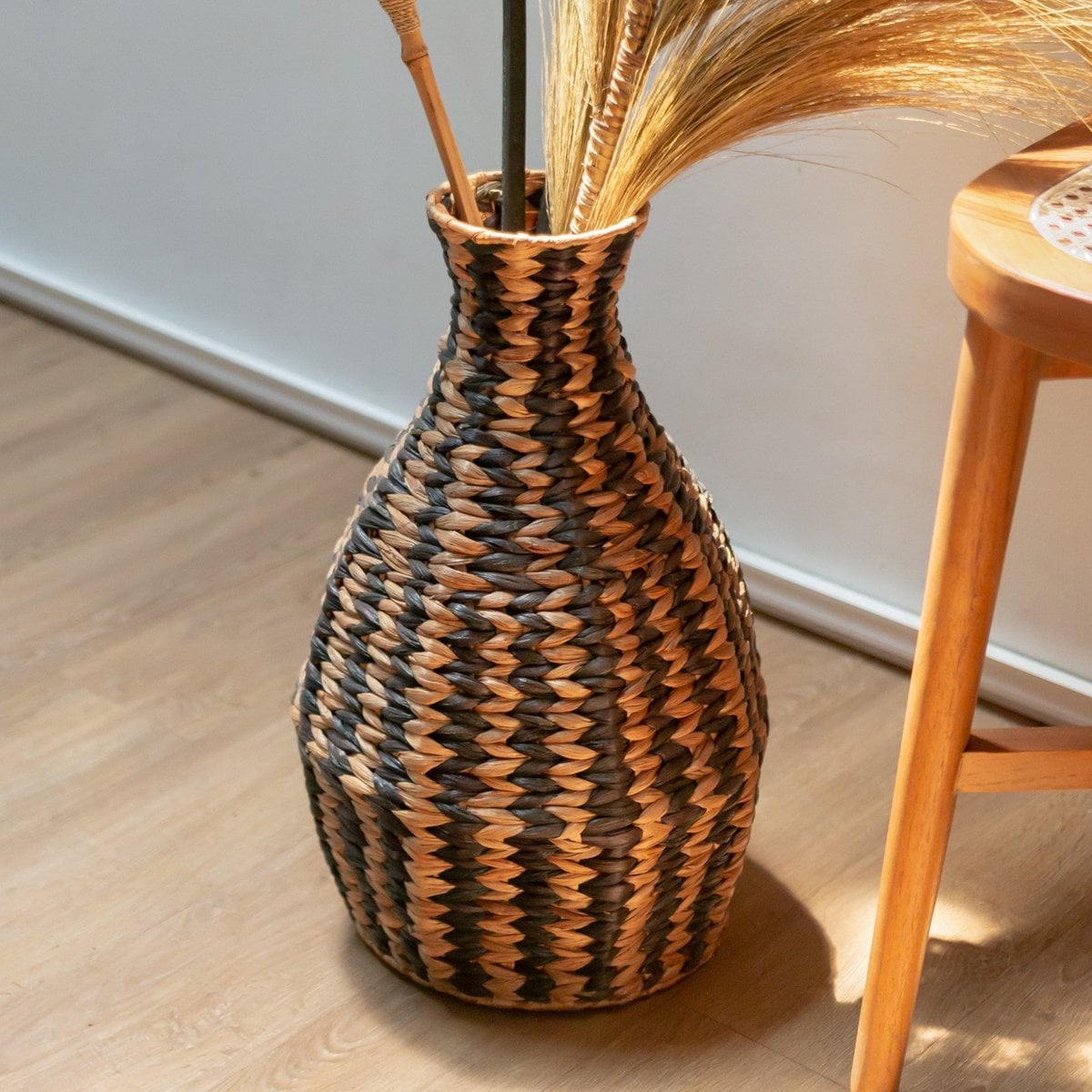 Woven water hyacinth vase – Dayana, black