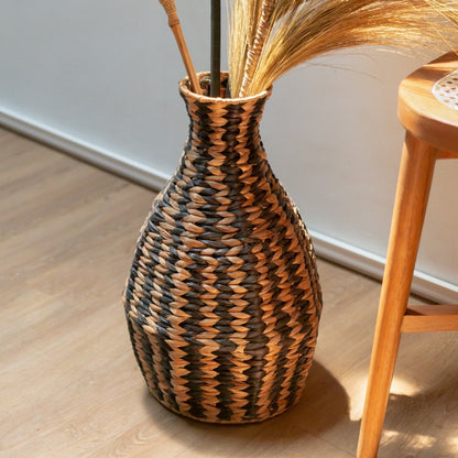 Woven water hyacinth vase – Dayana, black