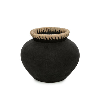 Terracotta vase med raffia, mellem - 23 cm
