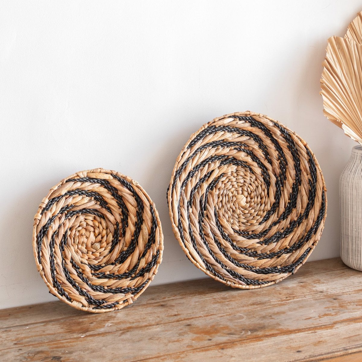 Seagrass wall basket Bandung 40 cm – graphic pattern