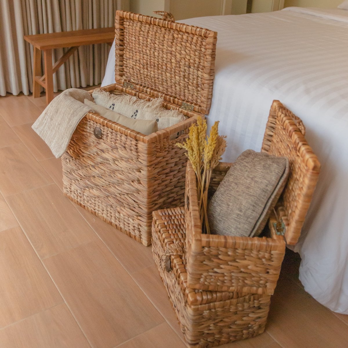 Water hyacinth trunk basket with lid KELANA L – 55×34×50 cm