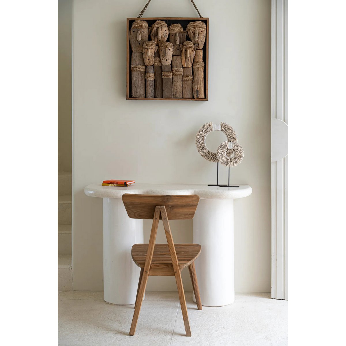 Skulptur af skaller på jernfod, hvid - M